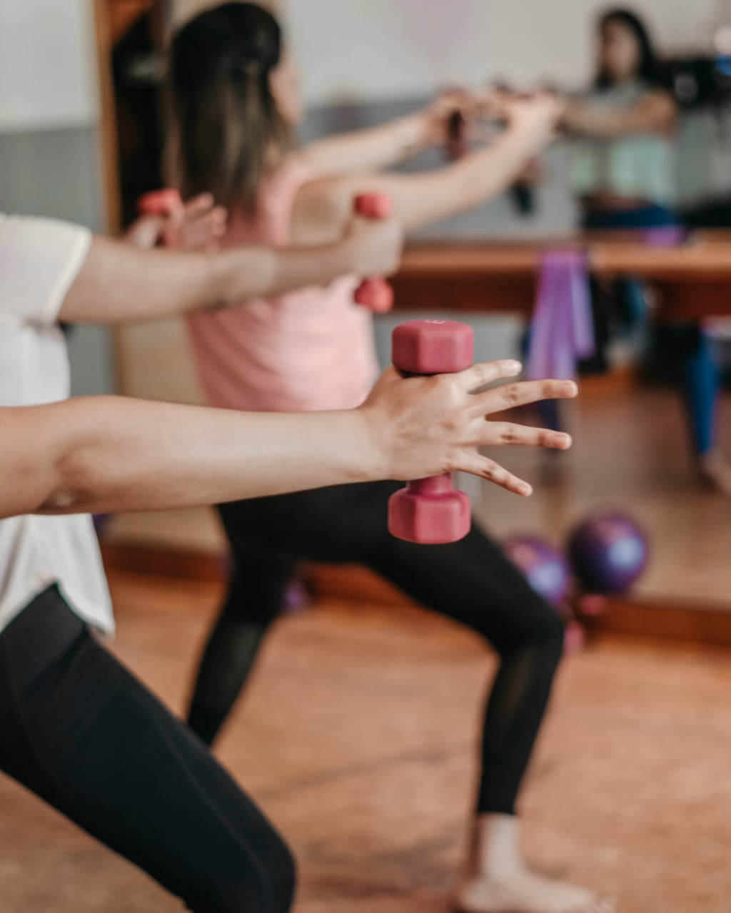 Atmosferă calmă de wellness, cu tonuri delicate de roz și argintiu